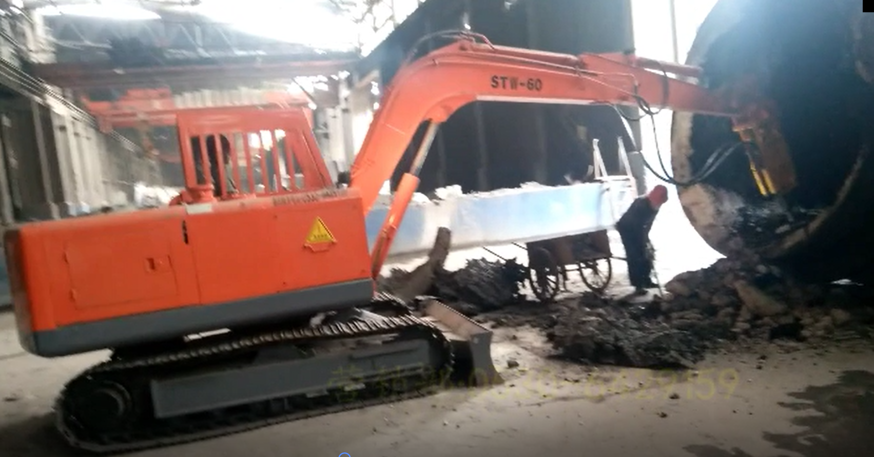 破鋼包電動挖掘機、?鋼廠破包機視頻