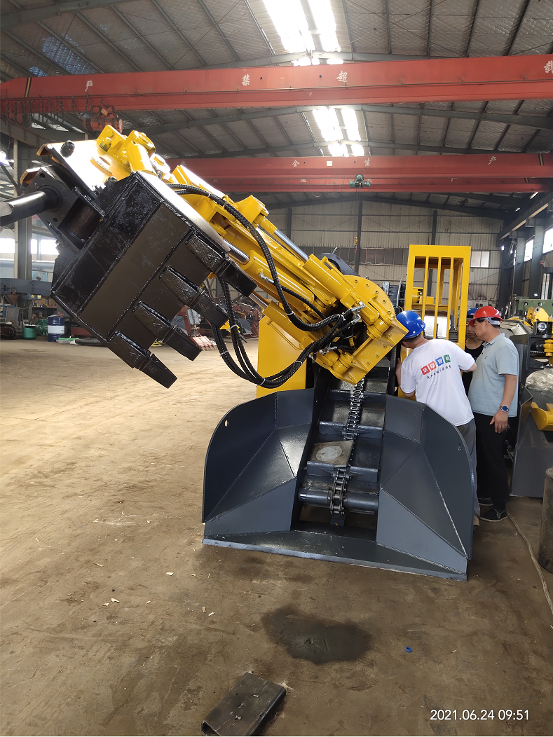 全網最新款破挖一體扒渣機亮相祥源山客